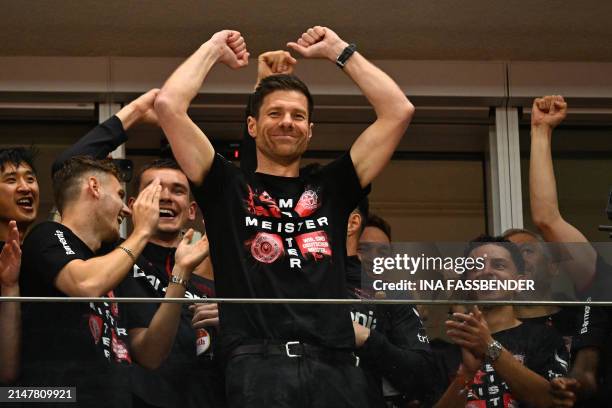 Bayer Leverkusen's Spanish head coach Xabi Alonso celebrates with his players after the German first division Bundesliga football match Bayer 04...