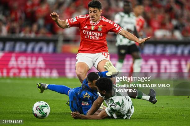Benfica's Portuguese midfielder Tiago Gouveia vies with Moreirense's Brazilian defender Fabiano Souza and Moreirense's Brazilian goalkeeper Kewin...