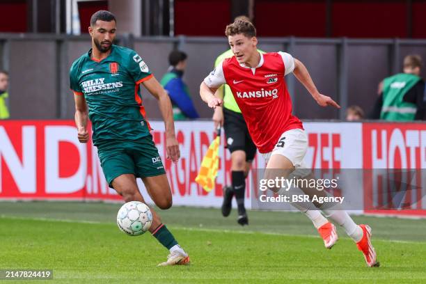 Ruben van Bommel runs with the ball during the Dutch Eredivisie match between AZ Alkmaar and RKC Waalwijk at AFAS Stadion on April 13, 2024 in...