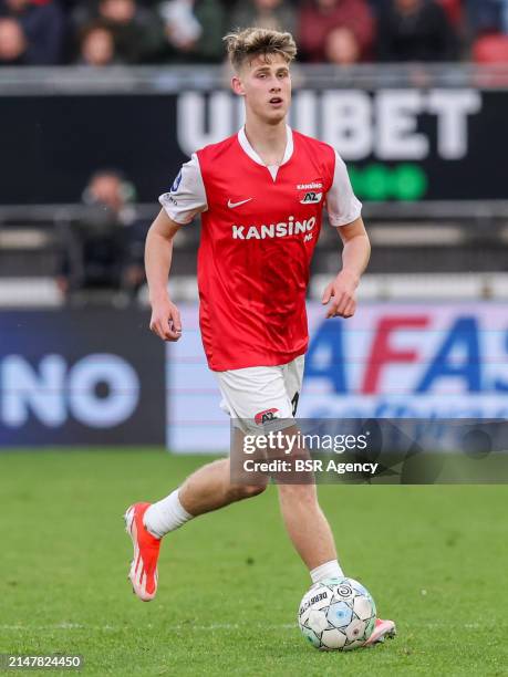 Dave Kwakman of AZ Alkmaar runs with the ball during the Dutch Eredivisie match between AZ Alkmaar and RKC Waalwijk at AFAS Stadion on April 13, 2024...