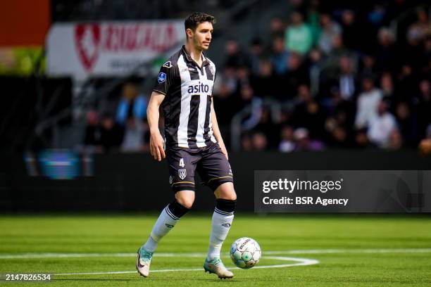 Sven Sonnenberg of Heracles Almelo controls the ball during the Dutch Eredivisie match between Heracles Almelo and sc Heerenveen at the Erve Asito on...