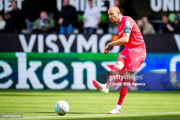 Sven van Beek of sc Heerenveen passes the ball during the Dutch Eredivisie match between Heracles Almelo and sc Heerenveen at the Erve Asito on April...