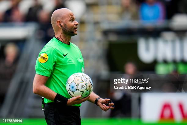 Referee Rob Dieperink during the Dutch Eredivisie match between Heracles Almelo and sc Heerenveen at the Erve Asito on April 14, 2024 in Almelo,...
