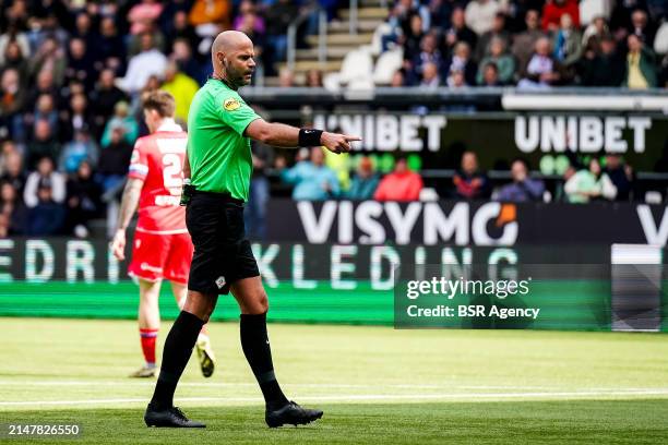 Referee Rob Dieperink during the Dutch Eredivisie match between Heracles Almelo and sc Heerenveen at the Erve Asito on April 14, 2024 in Almelo,...