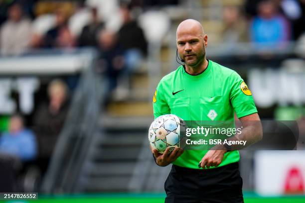 Referee Rob Dieperink during the Dutch Eredivisie match between Heracles Almelo and sc Heerenveen at the Erve Asito on April 14, 2024 in Almelo,...