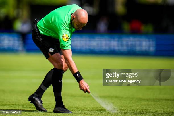 Referee Rob Dieperink during the Dutch Eredivisie match between Heracles Almelo and sc Heerenveen at the Erve Asito on April 14, 2024 in Almelo,...