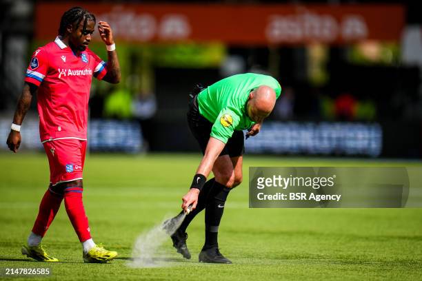 Che Nunnely of sc Heerenveen and Referee Rob Dieperink during the Dutch Eredivisie match between Heracles Almelo and sc Heerenveen at the Erve Asito...