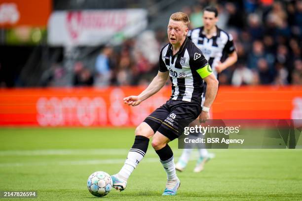 Brian De Keersmaecker of Heracles Almelo passes the ball during the Dutch Eredivisie match between Heracles Almelo and sc Heerenveen at the Erve...