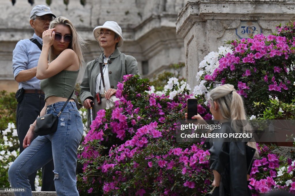 ITALY-MONUMENT-AZALEAS-TRADITION