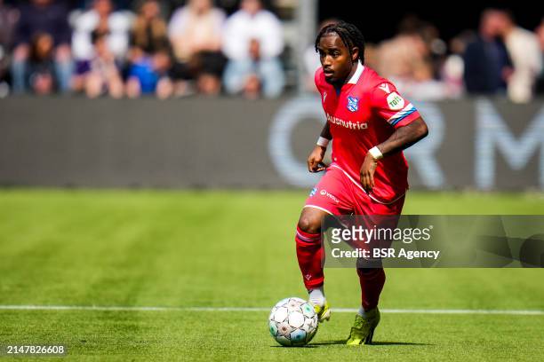 Che Nunnely of sc Heerenveen dribbles with the ball during the Dutch Eredivisie match between Heracles Almelo and sc Heerenveen at the Erve Asito on...