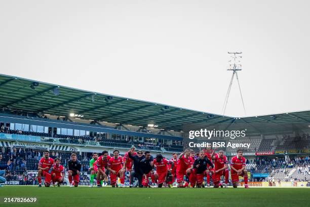 The players of sc Heerenveen celebrate their team's win during the Dutch Eredivisie match between Heracles Almelo and sc Heerenveen at the Erve Asito...