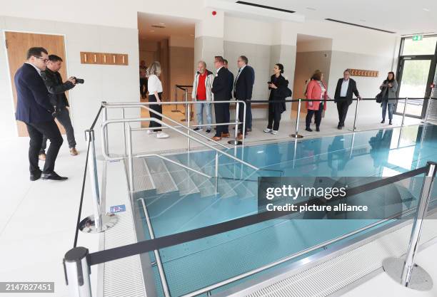 April 2024, Thuringia, Eisenberg: Visitors to the opening event view the therapeutic bath in the new orthopaedic rehabilitation clinic. The...