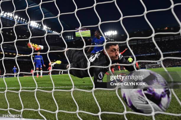Chelsea's Serbian goalkeeper Djordje Petrovic cannot prevent a header from Everton's Portuguese striker Beto beating him, but from an offside...