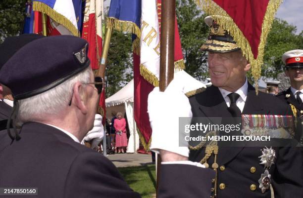 Le prince Philip, duc d'Edimbourg salue des vétérans français après avoir inauguré, le 06 juin 2000 à Ouistreham, le monument dressé à la mémoire des...