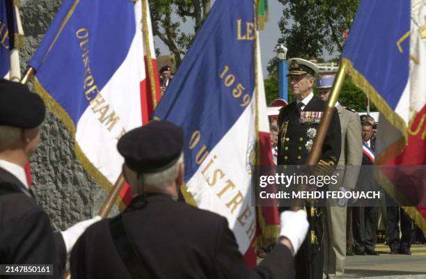 Le prince Philip d'Angleterre, duc d'Edimbourg se recueille devant le monument dressé à la mémoire des marins de la Royal Navy et des Royal Marines...