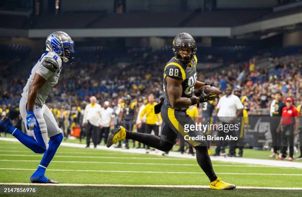 Alize Mack of the San Antonio Brahmas catches a pass to score a touchdown against the St. Louis Battlehawks during the fourth quarter in the game at...