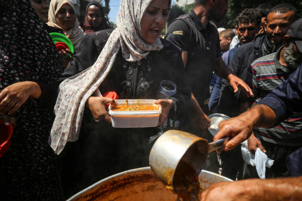 GZA: Palestinians Receive Food Rations