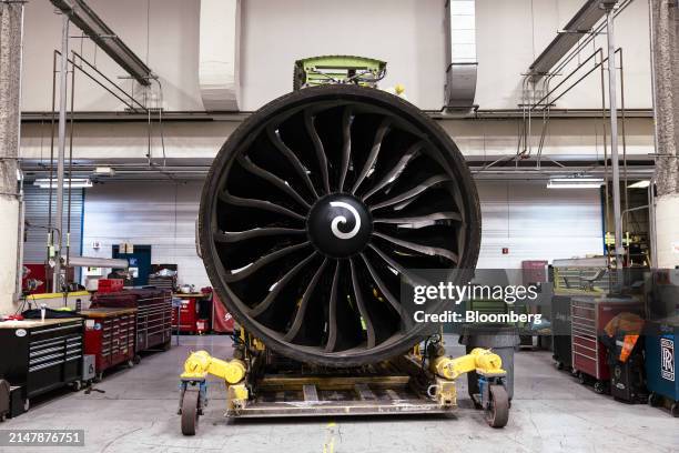 894 Boeing Maintenance Facility Stock Photos, High-Res Pictures, and ...