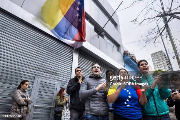 Group of Venezuelan protesters chant slogans during the demonstration. A group of Venezuelan residents in Argentina demonstrated their desire to vote...