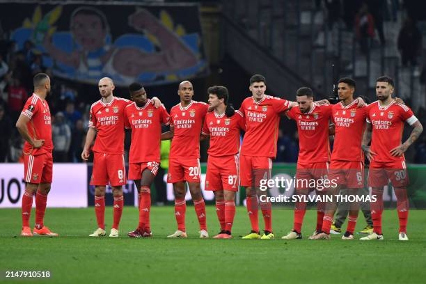 Benfica's players stand in line for a penalty shootout during the UEFA Europa League quarter final second leg football match between Olympique de...
