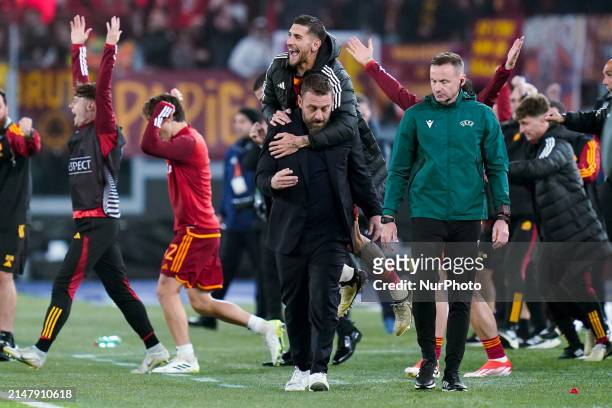 Lorenzo Pellegrini of AS Roma celebrates the victory with Daniele De Rossi head coach of AS Roma during the UEFA Europa League 2023/24 Quarter-Final...