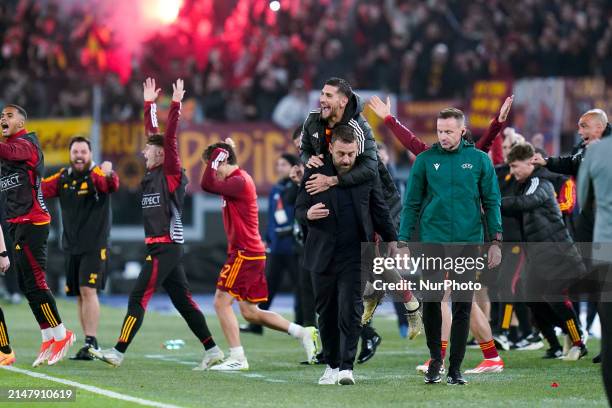 Lorenzo Pellegrini of AS Roma celebrates the victory with Daniele De Rossi head coach of AS Roma during the UEFA Europa League 2023/24 Quarter-Final...