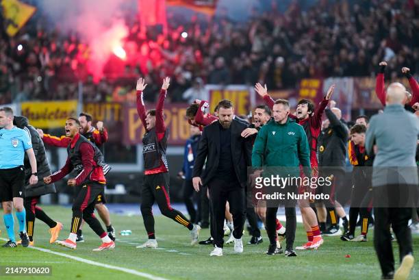 Daniele De Rossi head coach of AS Roma celebrate the victory with his players during the UEFA Europa League 2023/24 Quarter-Final second leg match...