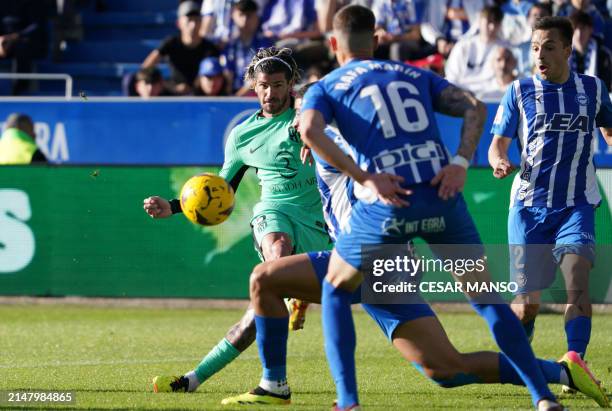 Atletico Madrid's Argentinian midfielder Rodrigo De Paul shoots during the Spanish league football match between Deportivo Alaves and Club Atletico...