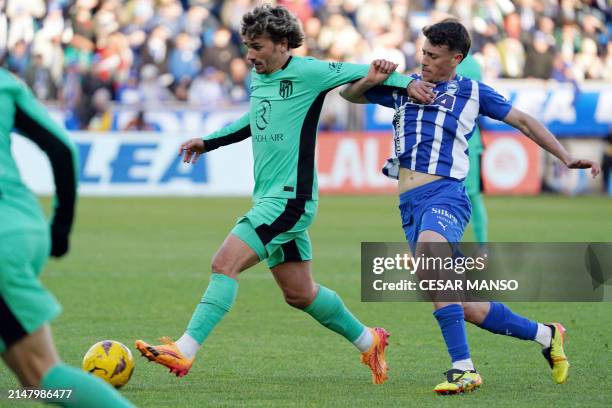 Atletico Madrid's French forward Antoine Griezmann and Alaves' Spanish defender Antonio Blanco vie for the ball during the Spanish league football...