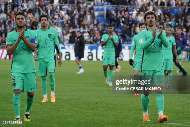 Atletico players clap at the end of the Spanish league football match between Deportivo Alaves and Club Atletico de Madrid at the Mendizorroza...