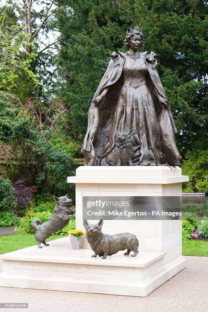 Queen Elizabeth II statue