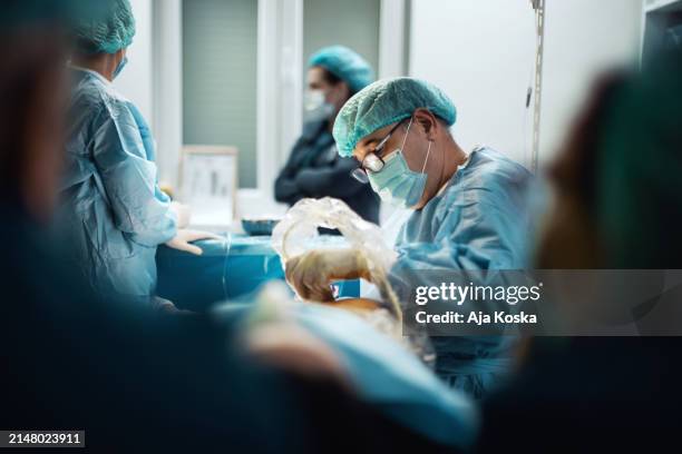 doctors' collective expertise in the operating room. - cardiovascular system stock pictures, royalty-free photos & images