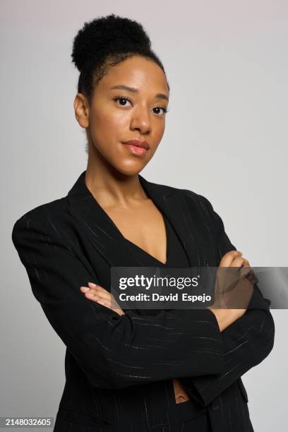 professional young african-american woman posing with folded arms on a light background - tenue soignée photos et images de collection