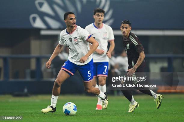 Antonee Robinson of the United States drives the ball during the Concacaf Nations League final match between Mexico and USMNT at AT&T Stadium on...