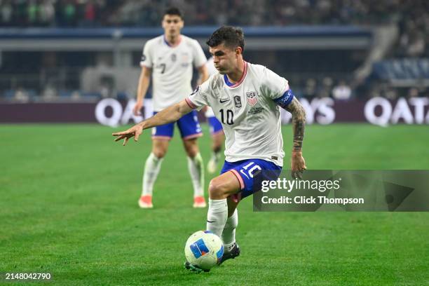 Christian Pulisic of the United States drives the ball during the Concacaf Nations League final match between Mexico and USMNT at AT&T Stadium on...