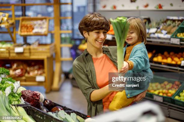 aventure d’épicerie en famille - mère célibataire photos et images de collection