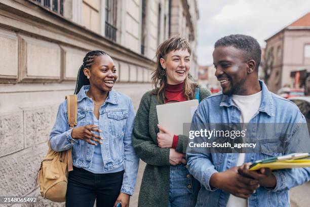 diverse schüler lachen und gehen im freien spazieren - studierendenvertretung stock-fotos und bilder