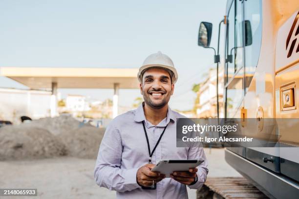 giovane ingegnere nel cantiere di una stazione di servizio - ingegnere civile foto e immagini stock