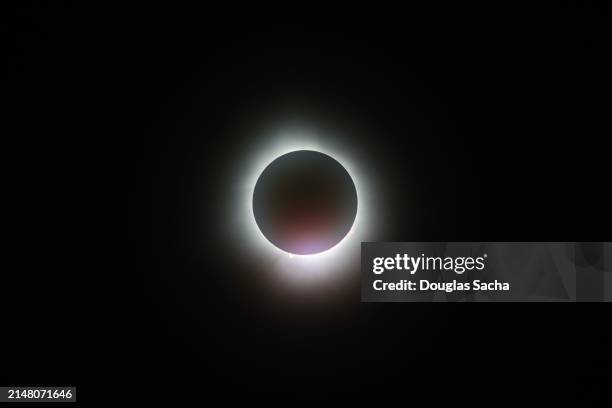 total solar eclipse, april 8, 2024 - eclipse fotografías e imágenes de stock