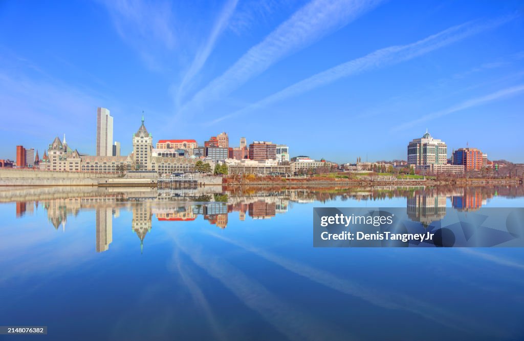 Reflexión de horizonte de Albany en el río Hudson