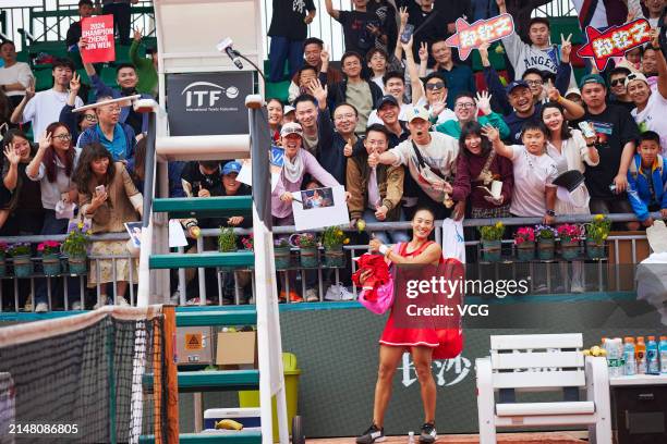 Zheng Qinwen of China poses for a group photo with supporters after the Women's Singles match against Yang Ya Yi of Chinese Taipei during the Billie...