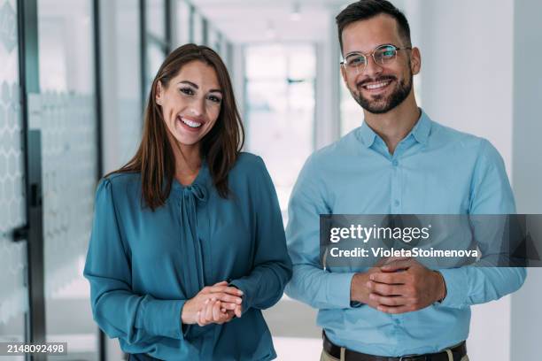 geschäftsleute im büro. - nebeneinander-stehen stock-fotos und bilder