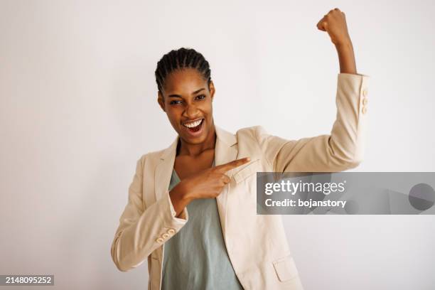 ármate de valentía y una gran sonrisa - igualdad racial fotografías e imágenes de stock