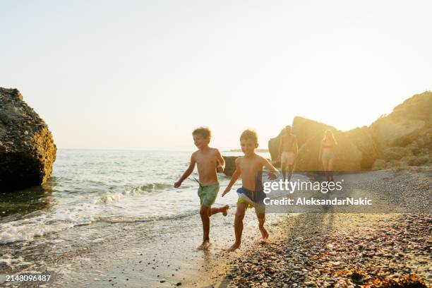 summer adventure - viaje barato fotografías e imágenes de stock