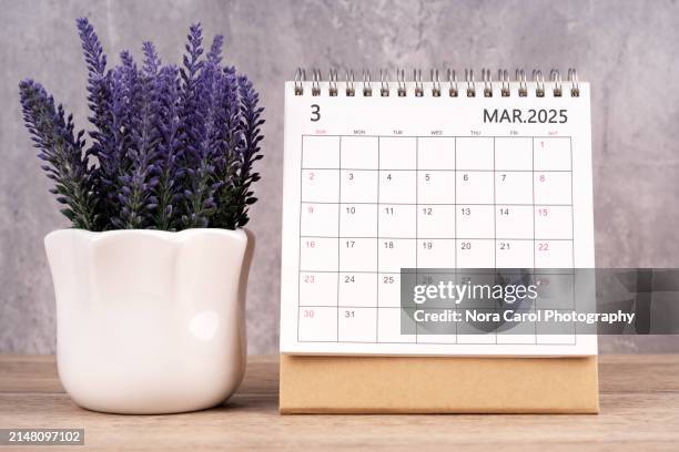 march 2025 desk calendar - marzo fotografías e imágenes de stock