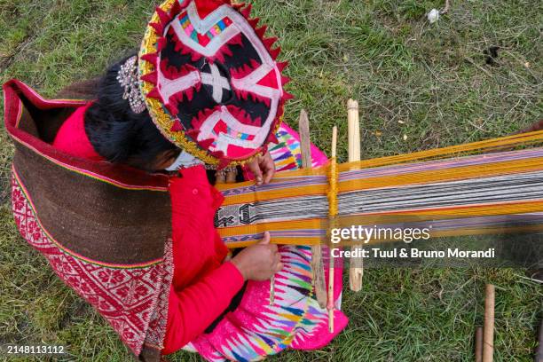 peru, women weaving a traditional fabric - ancient loom stock pictures, royalty-free photos & images