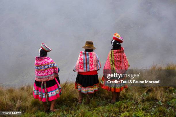 peru, communities of the andes, group of women in the vilcanota valley - vilcanota river stock pictures, royalty-free photos & images