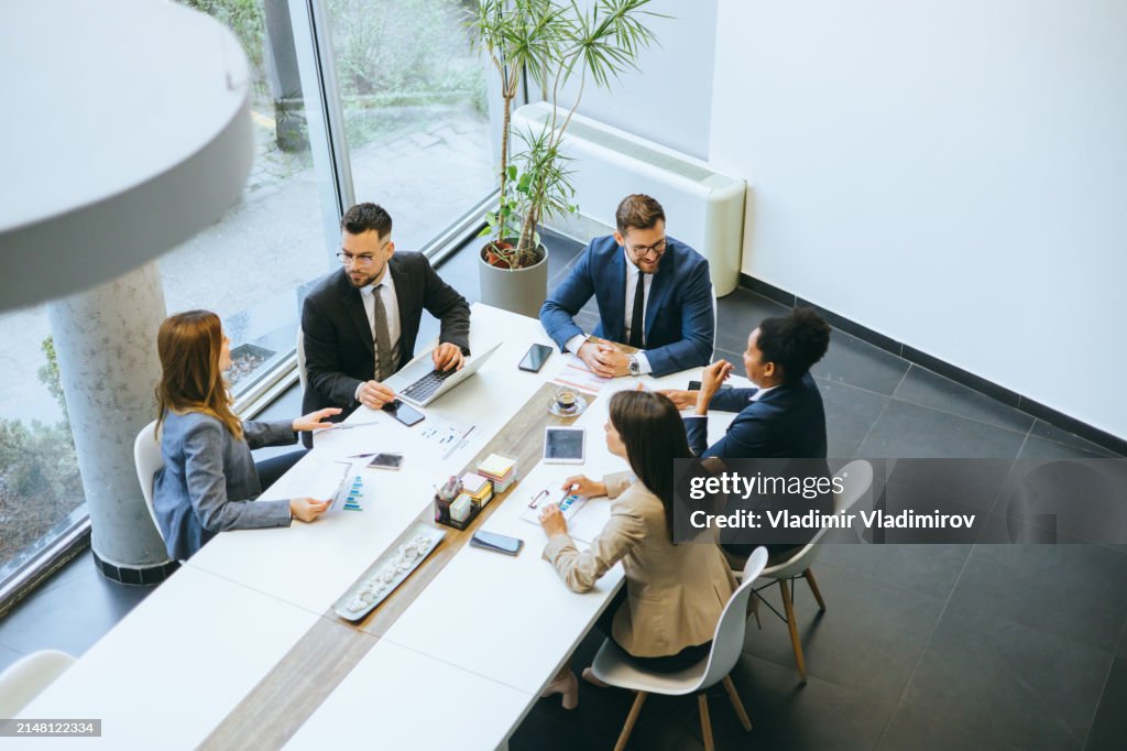 Team, das an einem Konferenztisch arbeitet