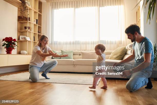 first steps of our baby - primeiros passos imagens e fotografias de stock
