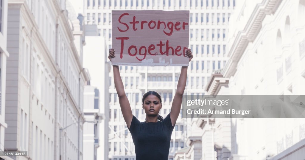 Straße, Stadt und Protestfrau mit Pappschild und Porträt mit Solidarität, Menschenrechten und Regierungsmacht. Junge schwarze Frau der Generation Z mit Plakat für Gerechtigkeit und Politik Revolution